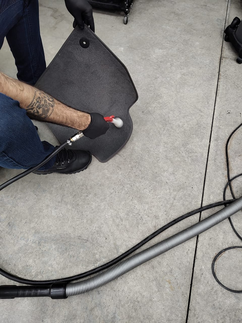 limpeza com ar comprimido para tirar sujeiras enraizadas antes da aspiração