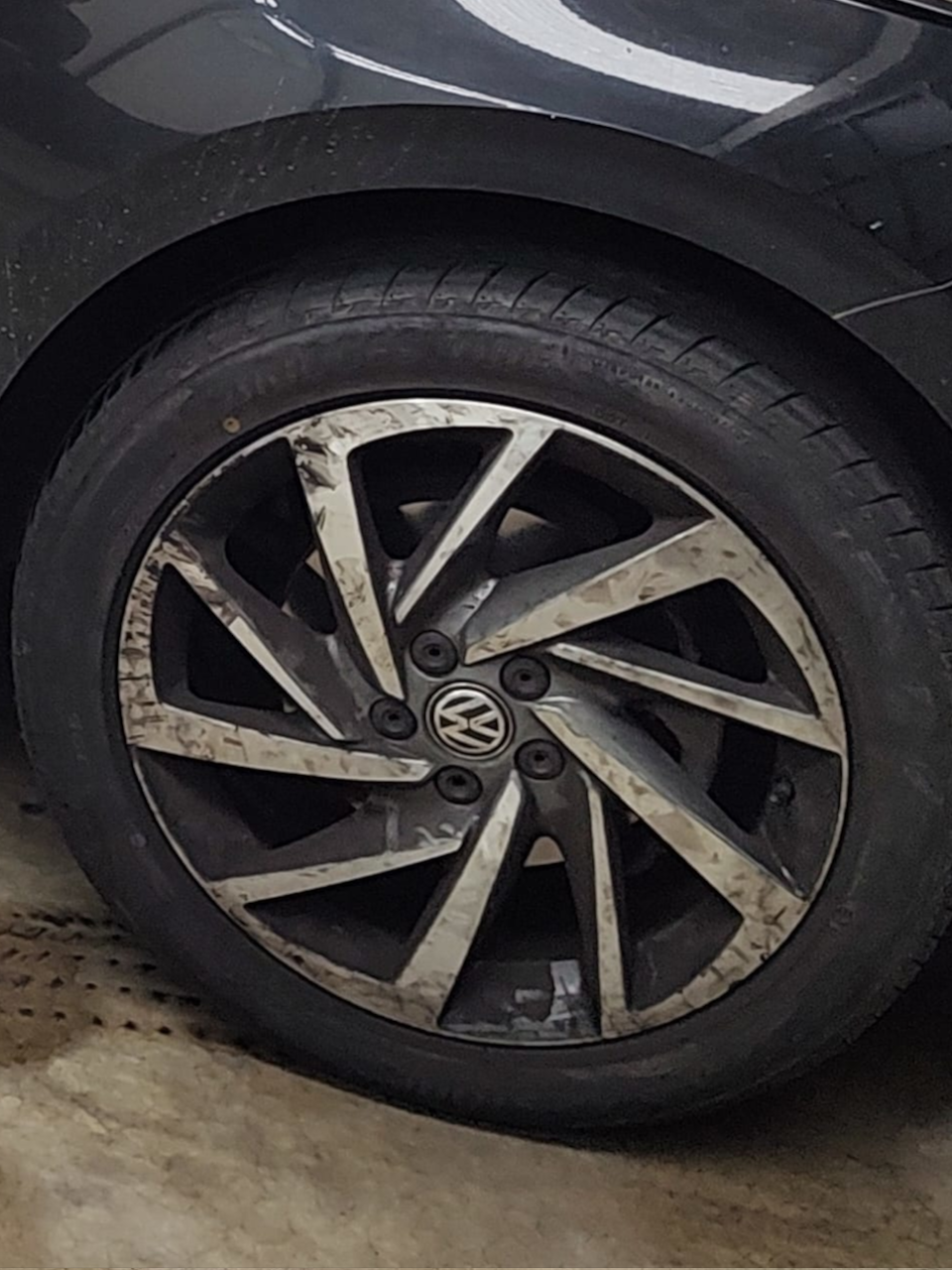 roda antes da lavagem automotiva